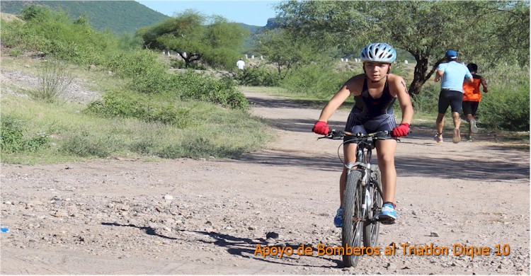 Triatln Dique 10: primer plano de dama ciclista