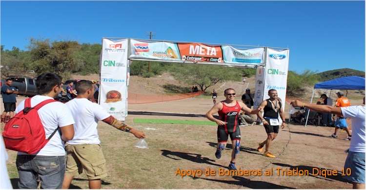 Triatln Dique 10: corredor cruza la meta