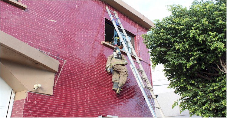 Curso RIT y Mayday: bajando al bombero rescatado a traves de una ventana del 2do piso