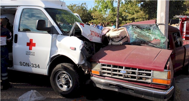 Colisin ambulancia Cruz Roja - Foto 1