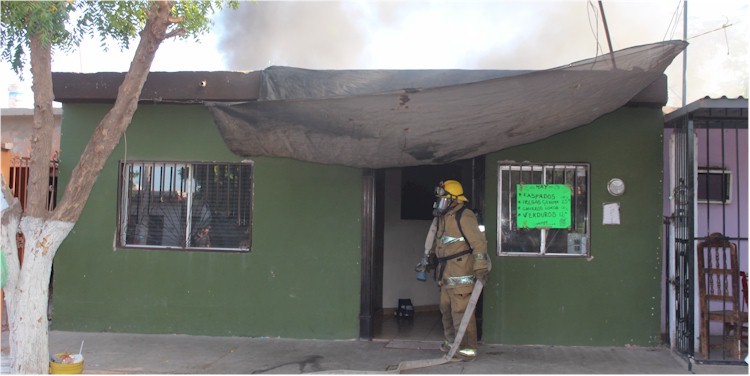 Incendio vivienda colonia Benito Juarez - Foto 1