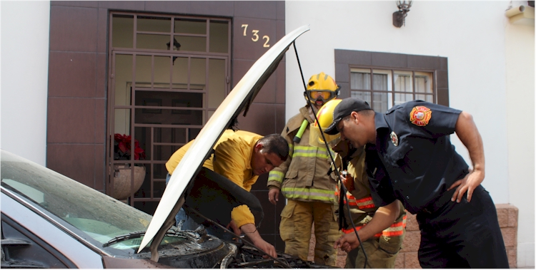 Vehculo incendiado en el Callejn Costa Rica - Foto 2