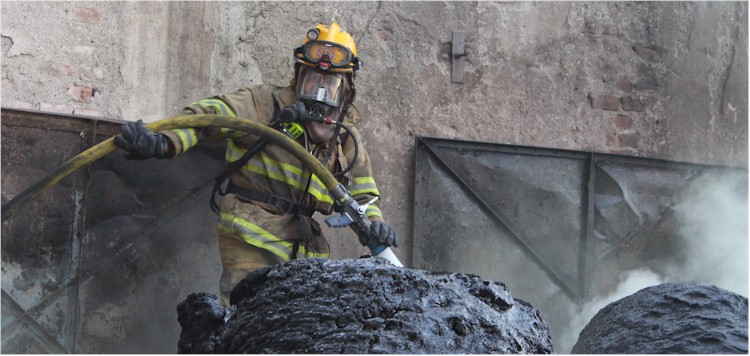 Incendio de bodega donde se almacena chapopote - Foto 3