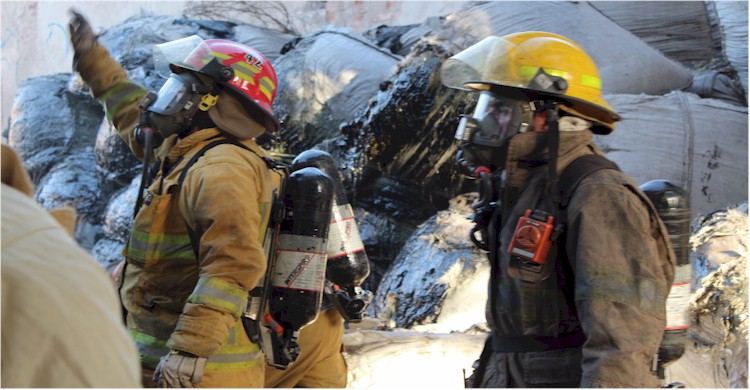 Incendio de bodega donde se almacena chapopote - Foto 4