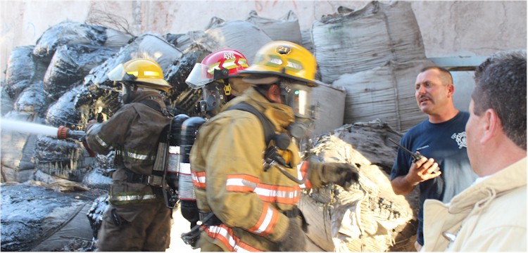 Incendio de bodega donde se almacena chapopote - Foto 6