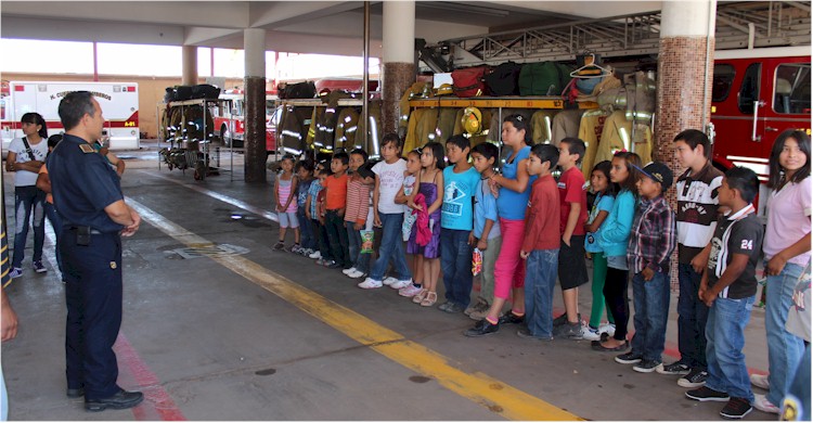 Nias y nios de Pueblo Yaqui visitan a Bomberos - Foto 4