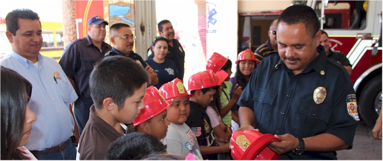 Nias y nios de Pueblo Yaqui visitan a Bomberos - Foto 1