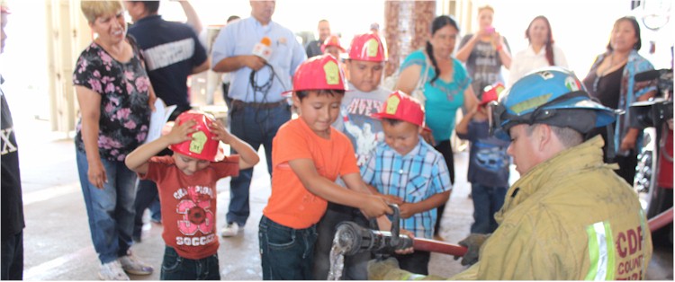 Nias y nios de Pueblo Yaqui visitan a Bomberos - Foto 2
