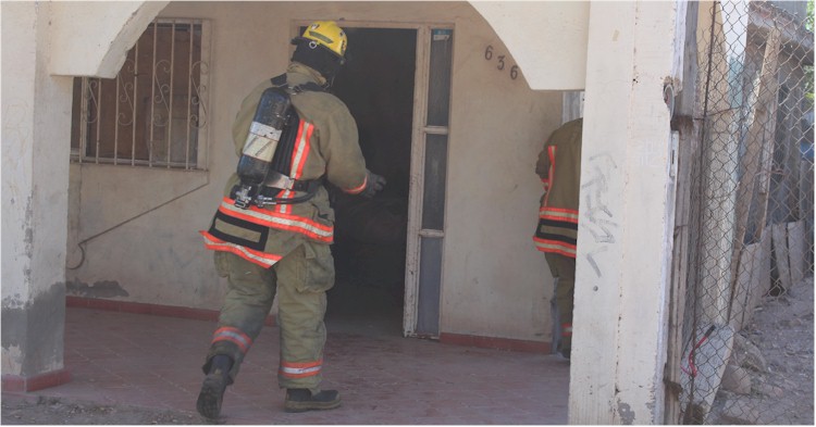 Incendio de basura en traspatio - Foto 2