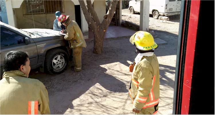 Incendio de basura en traspatio - Foto 1