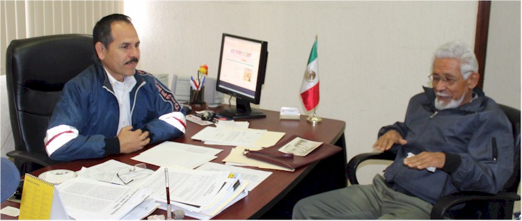 El Comandante Sergio Martnez Silva y el Bombero Veterano Fausto Torres Payn