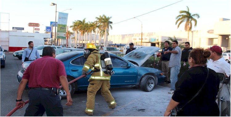 Incendio de vehiculo en MDs - Foto 3