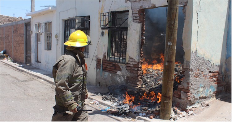 Incendio de basura en casa abndonada Callejn Nicaragua 