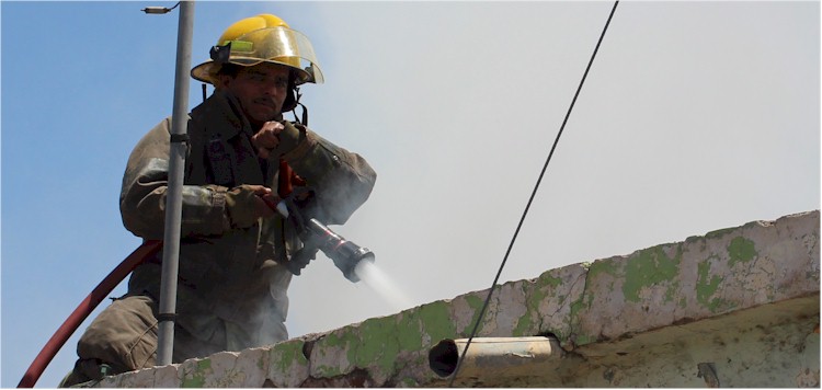 Incendio de casa abndonada Callejn Nicaragua - Foto 2