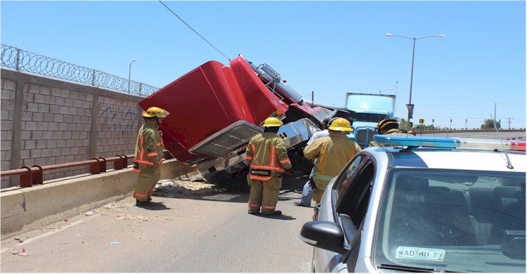 Se vuelca camin sobre el paso a desnivel de ingreso al Parque Industrial - 3