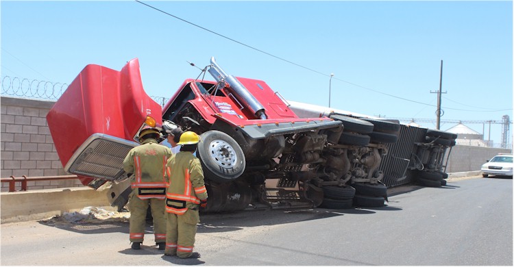 Se vuelca camin sobre el paso a desnivel de ingreso al Parque Industrial - 5