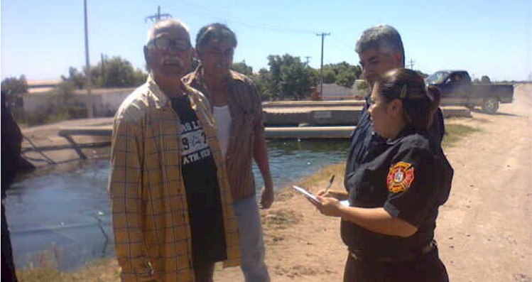 Cae vehculo a canal: Rescate Acutico de Bomberos Cajeme lo rescata Foto 2