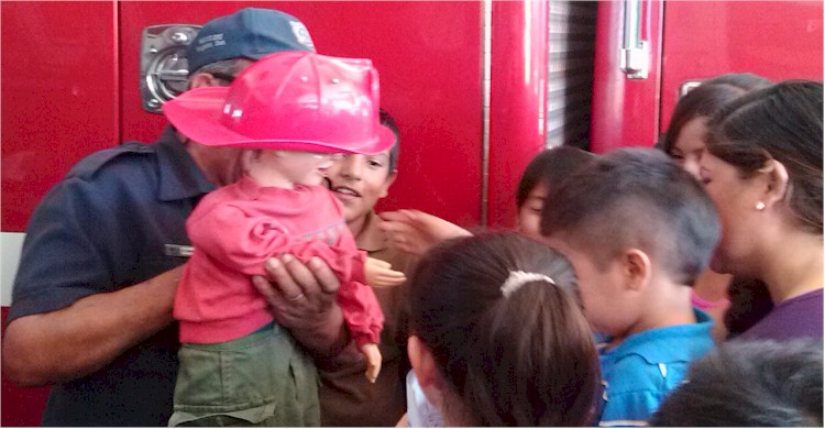 Nias y nios de Tesopobampo visitan a bomberos