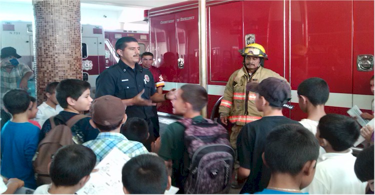 Nias y nios de Tesopobampo visitan a bomberos