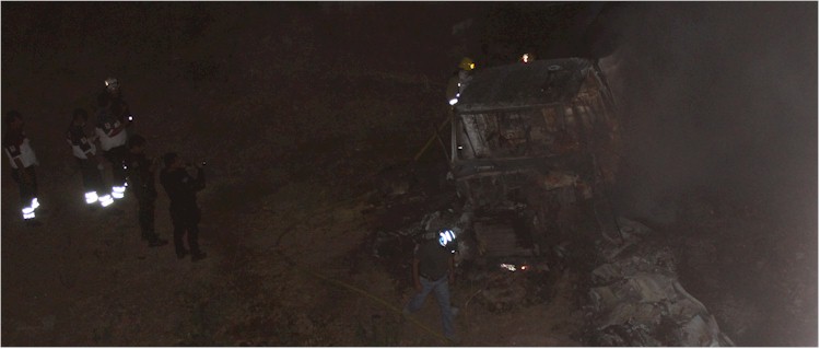 Cae y se incendia tractocamin en el Puente del Ro Yaqui - Foto 1