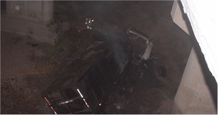 Cae y se incendia tractocamin en el Puente del Ro Yaqui - Foto 9