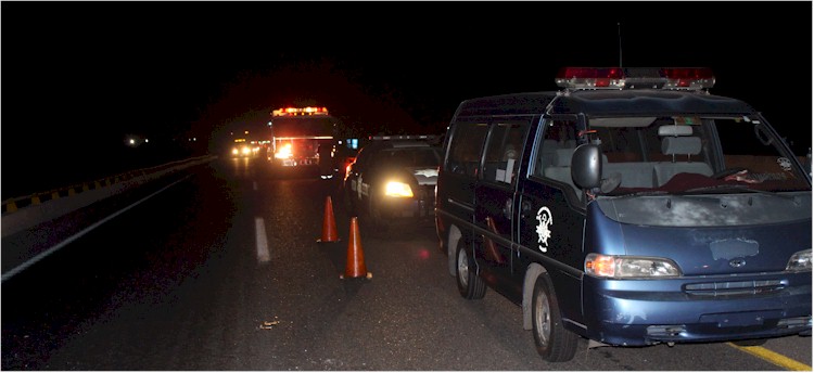 Cae y se incendia tractocamin en el Puente del Ro Yaqui - Foto 17