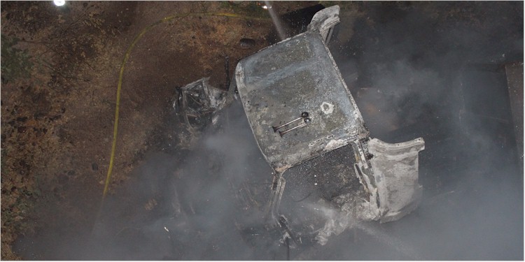 Cae y se incendia tractocamin en el Puente del Ro Yaqui - Foto 4