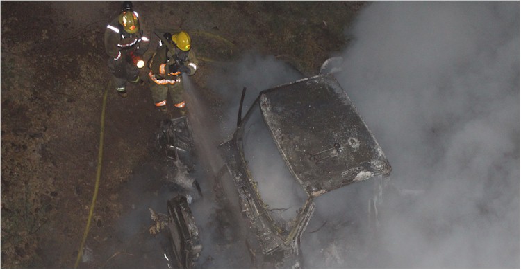 Cae y se incendia tractocamin en el Puente del Ro Yaqui - Foto 5