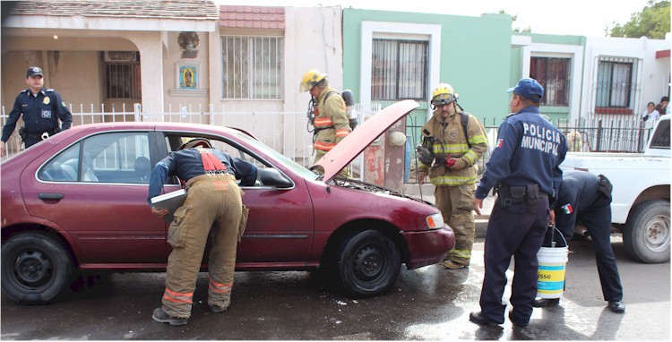 Incendio Nissan color vino placas KXE-669 New Mexico Foto 1