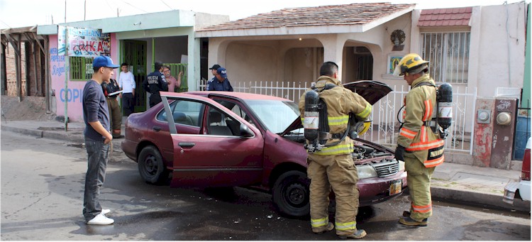 Incendio Nissan color vino placas KXE-669 New Mexico Foto 2