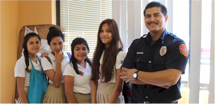 Alumnas de la Secundaria 3 y el Teniente Adrin Contreras S.
